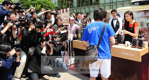 [NTN포토] 신세경, ‘일일 바리스타 변신’ 열띤 취재 열기