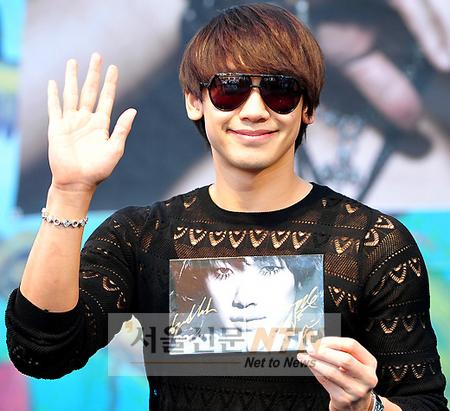 [NTN포토] ‘월드스타’ 비, “사인 멋있죠?”