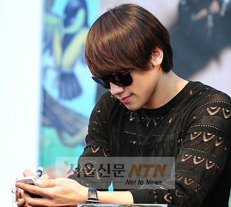 [NTN포토] 비 “핸드폰에도 사인 해드려요”