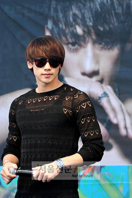 [NTN포토] 비 ‘속살 비치는 시스루룩’