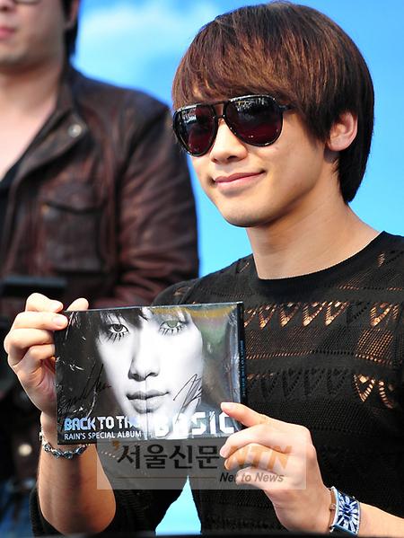 [NTN포토] 비 “제 사인 어때요?”