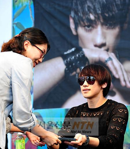 [NTN포토] 팬에게 사인 전달하는 비