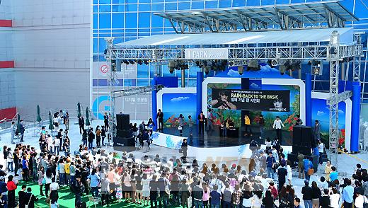 [NTN포토] ‘비 깜짝 팬사인회’ 에 몰려든 팬들