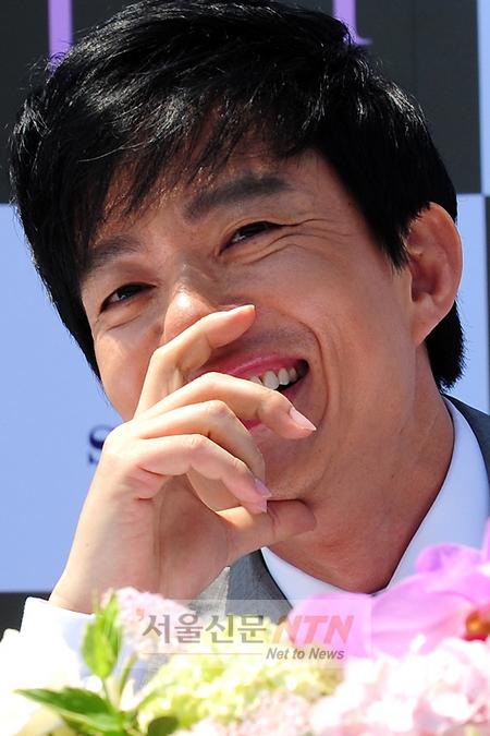[NTN포토] ‘새신랑’ 이범수 “자녀계획 컨디션에 따라…”