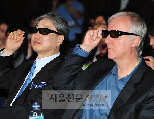 [NTN포토] 제임스 카메론 감독, 3D 안경쓰고