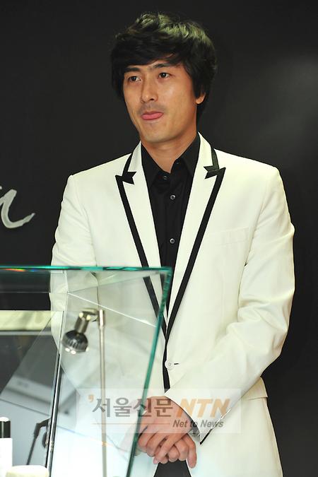[NTN포토] 화장품 사업에 뛰어든 안정환, 긴장되네~