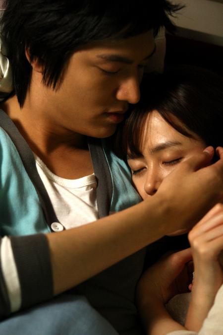 ‘개취’ 이민호-손예진, 쑥쓰러운 스킨십…‘부끄커플’