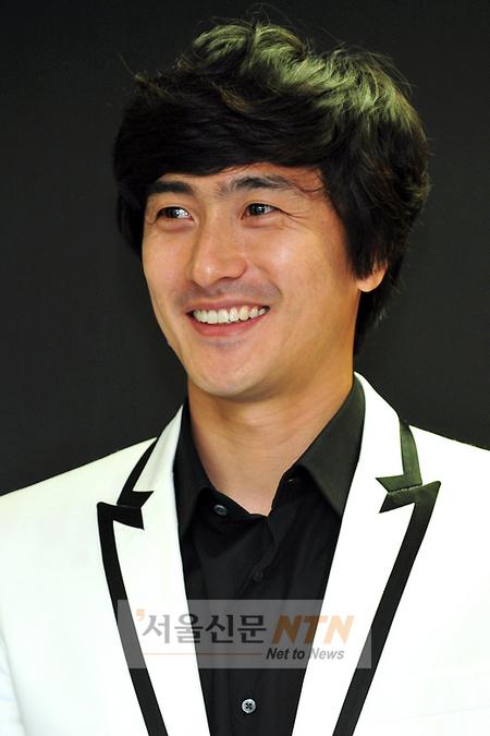 [NTN포토] 안정환 “제 피부결 비결이요?”