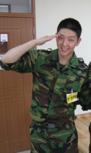 이준기, 밝고 씩씩하게 군복무 중 “이상무”
