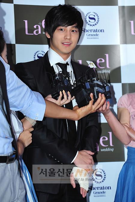 [NTN포토] 김범, 손 다쳐 ‘깁스한 채 결혼식에 참석’