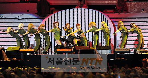[NTN포토] 이효리·베카·전지윤, ‘화려한 무대’