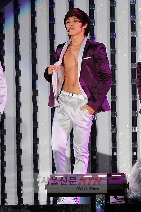 [NTN포토] 엠블랙 이준, ‘보일듯 말듯’ 섹시 복근