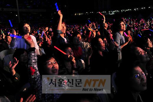 [NTN포토] ‘가왕 조용필’을 향한 팬들의 손짓