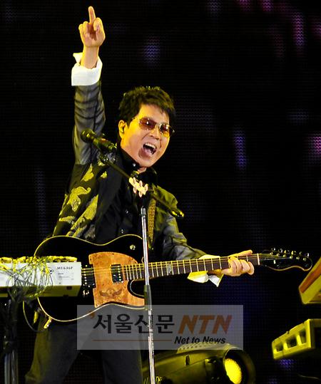 [NTN포토] 조용필 “신나게 놀아볼까요?”