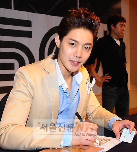 [NTN포토] 김현중, ‘새음반 많이 사랑해주세요’