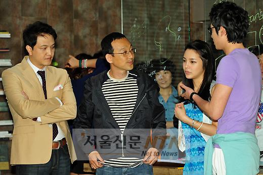 [NTN포토] 진지하게 대화 나누는 ‘커피하우스 팀’
