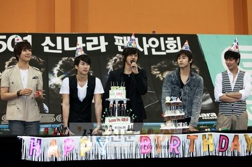 SS501, 팬사인회서 팬들의 ‘깜짝파티’에 감격