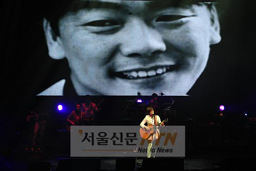 [NTN포토] ‘故 김광석 추모 콘서트’ 에서 열창하는 박학기
