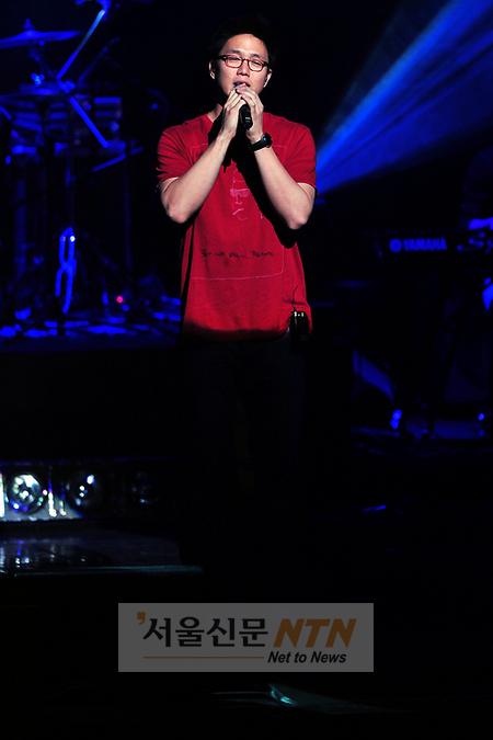 [NTN포토] 성시경, ‘故 김광석 추모 콘서트’ 첫 무대 나서~