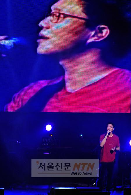 [NTN포토] ‘故 김광석 추모 콘서트’ 첫 무대 성시경