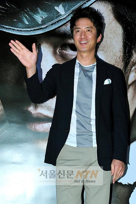 [NTN포토] 정준호, 팬들에게 보내는 ‘멋진 손인사’
