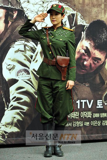 [NTN포토] 이태란, ‘인민군 대위’의 멋진 거수경례