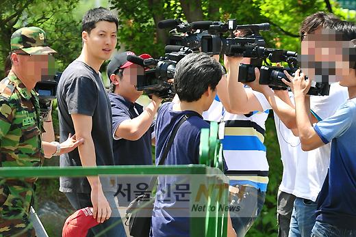 [NTN포토] 군입대하는 이동건을 향한 열띤 취재 열기!