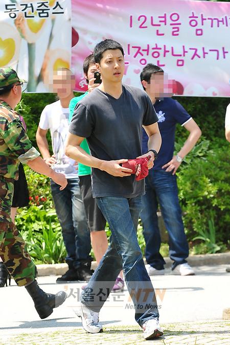 [NTN포토] 군대 가는 이동건 ‘떨리는 발걸음’