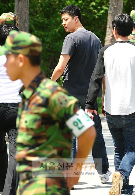 [NTN포토] 이동건, 아쉬움이 남는듯 ‘뒤 힐끔~’