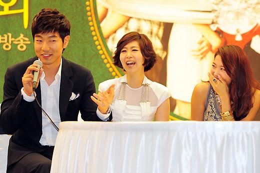 [NTN포토] 김지영·오윤아, 이종혁 너무 재밌어~