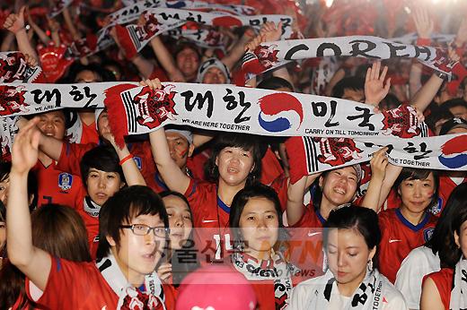[NTN포토] 이청용, 만회골에 흥이 난 시민들