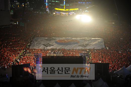 [NTN포토] 서울광장에 펼쳐진 대형 태극기