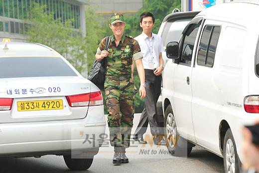 [NTN포토] 차 사이로 모습 드러낸 재희