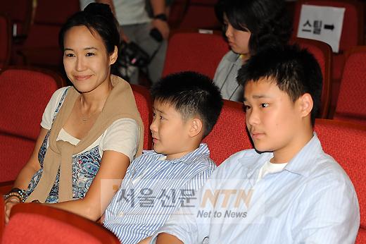 [NTN포토] 강주은, 아이들과 함께 남편 응원 왔어요~