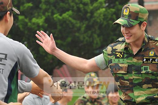 [NTN포토] 조현재 ‘후임병들과 하이파이브’