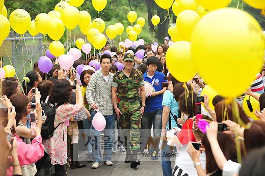 [NTN포토] ‘조현재의 전역’을 축하하는 노란풍선길