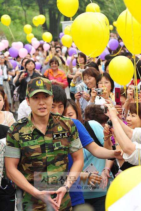 [NTN포토] 팬들의 축하 받으며 제대하는 조현재