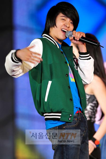 f(x) 엠버, 발목통증 불구 의자서 ‘무대투혼’