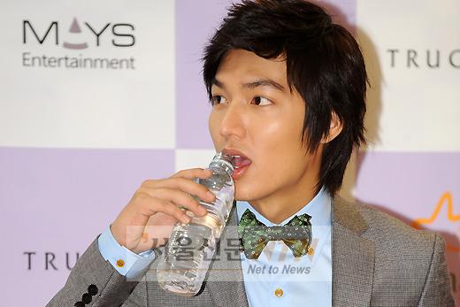 [NTN포토] 이민호, 목이 좀 마르네요~
