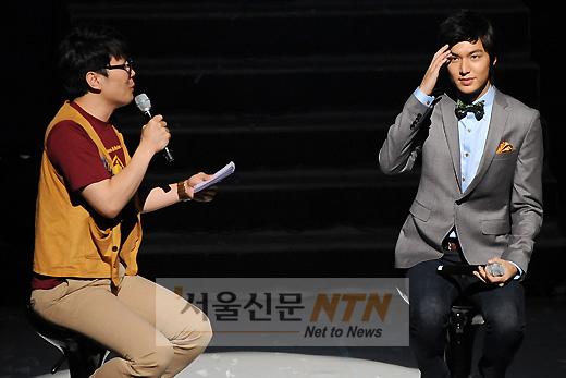 [NTN포토] 이민호, 날카로운 질문 ‘땀나네’
