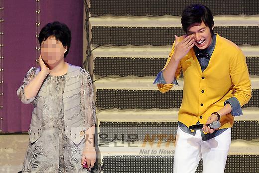 [NTN포토] 이민호, ‘아줌마 팬의 입담에 큰 웃음 멈출 수 없어’