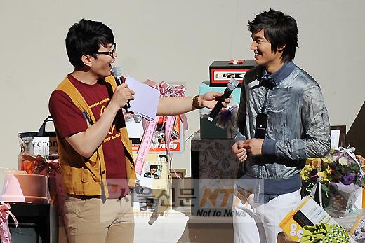 [NTN포토] 이민호, 팬들이 선물해준 옷 잘 어울리나요?