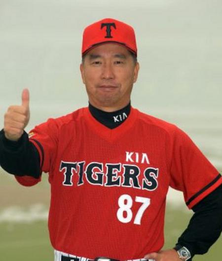 ‘기아’ 김동재 코치, ‘뇌경색’ 위중...팬 “안타까워”