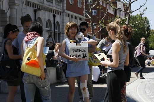 낸시랭, ‘거지여왕’ 퍼포먼스 중 강제출국 ‘위기’