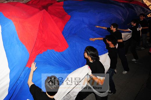 [NTN포토] ‘서울광장에 펼쳐지는 대형 태극기’