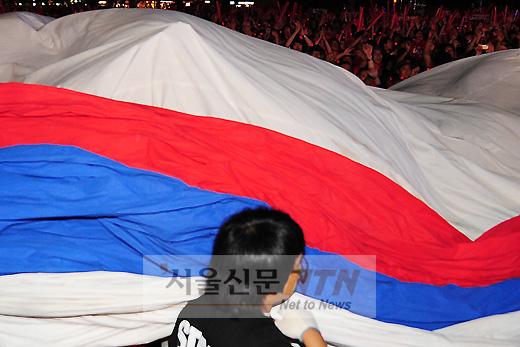 [NTN포토] ‘대형 태극기가 펼쳐지면 우리는 승리한다~’