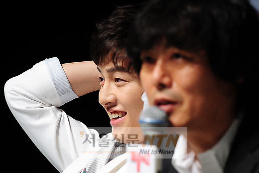 [NTN포토] 송중기, ‘성동일 선배의 칭찬 쑥스러워’