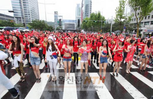 월드컵 기원 ‘시대별 스타 패러디 패션쇼’개최