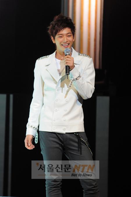 2AM “진운 발냄새는 화학약품같이 독해.” 폭로