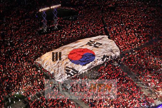 [NTN포토] 서울광장에 펼쳐지는 대형태극기